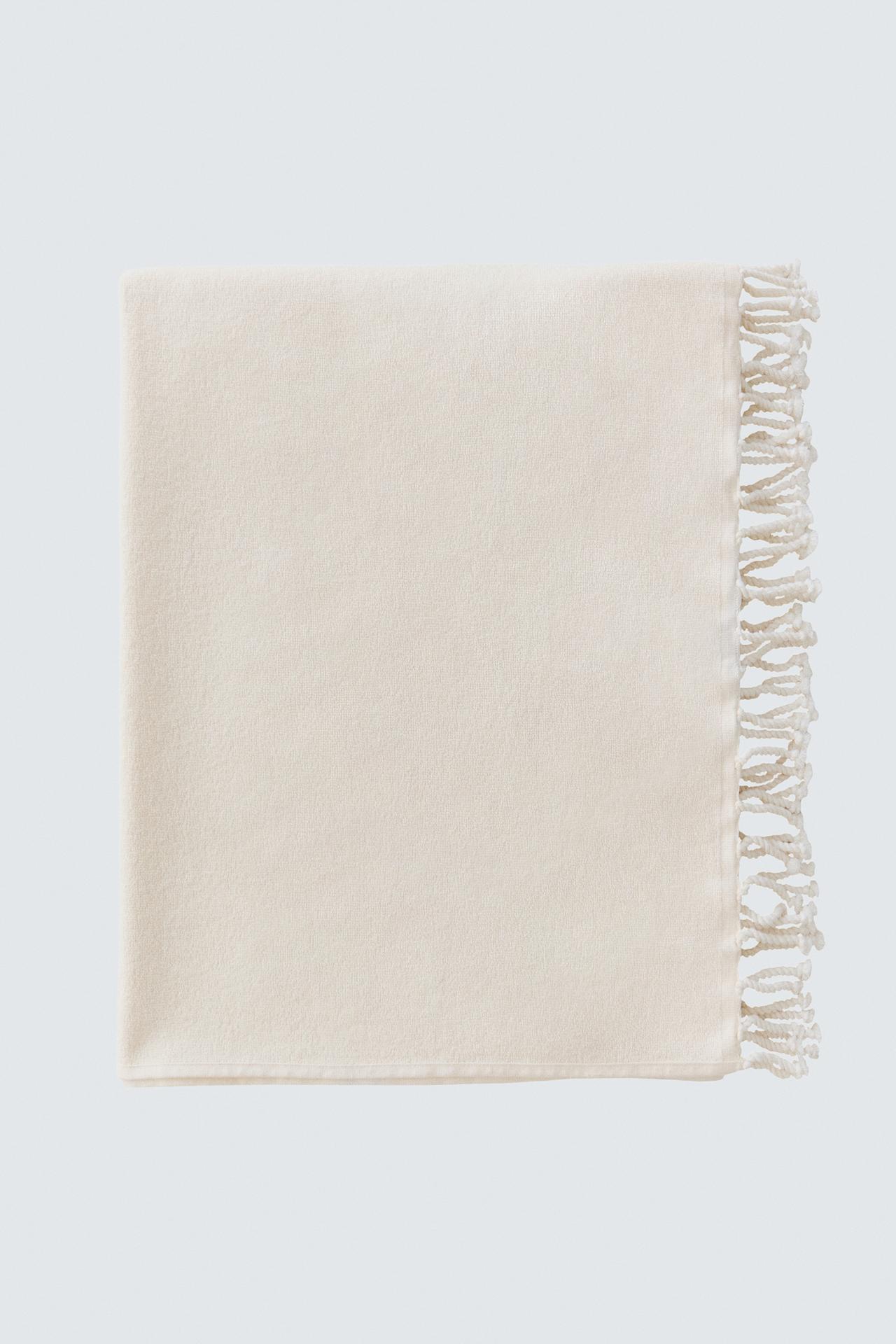 COTTON BEACH TOWEL WITH FRINGE — Ivory