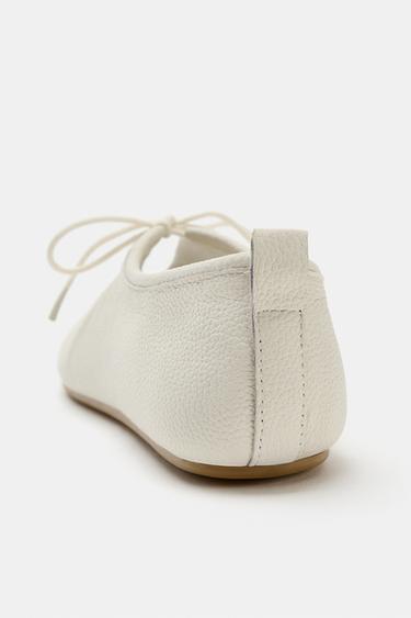 CHAUSSURES PLATES EN CUIR À LACETS - Blanc écru de Zara - Image 5