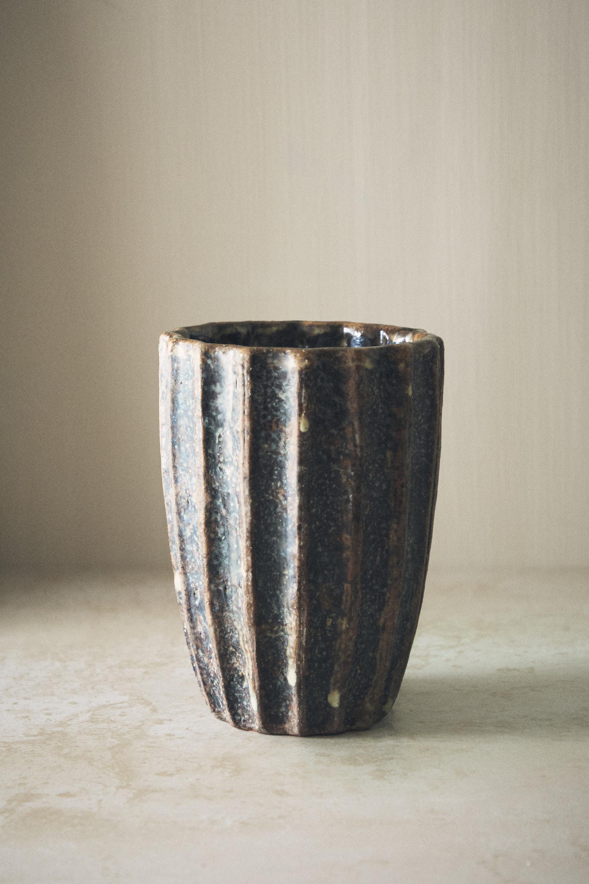 TERRACOTTA RAISED DESIGN TOOTHBRUSH HOLDER