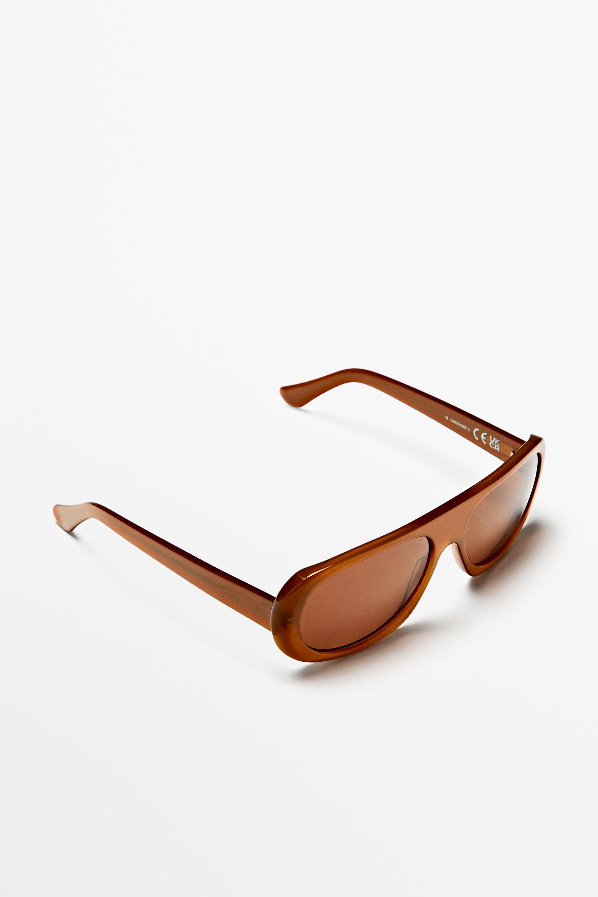 Lunettes de soleil enveloppantes