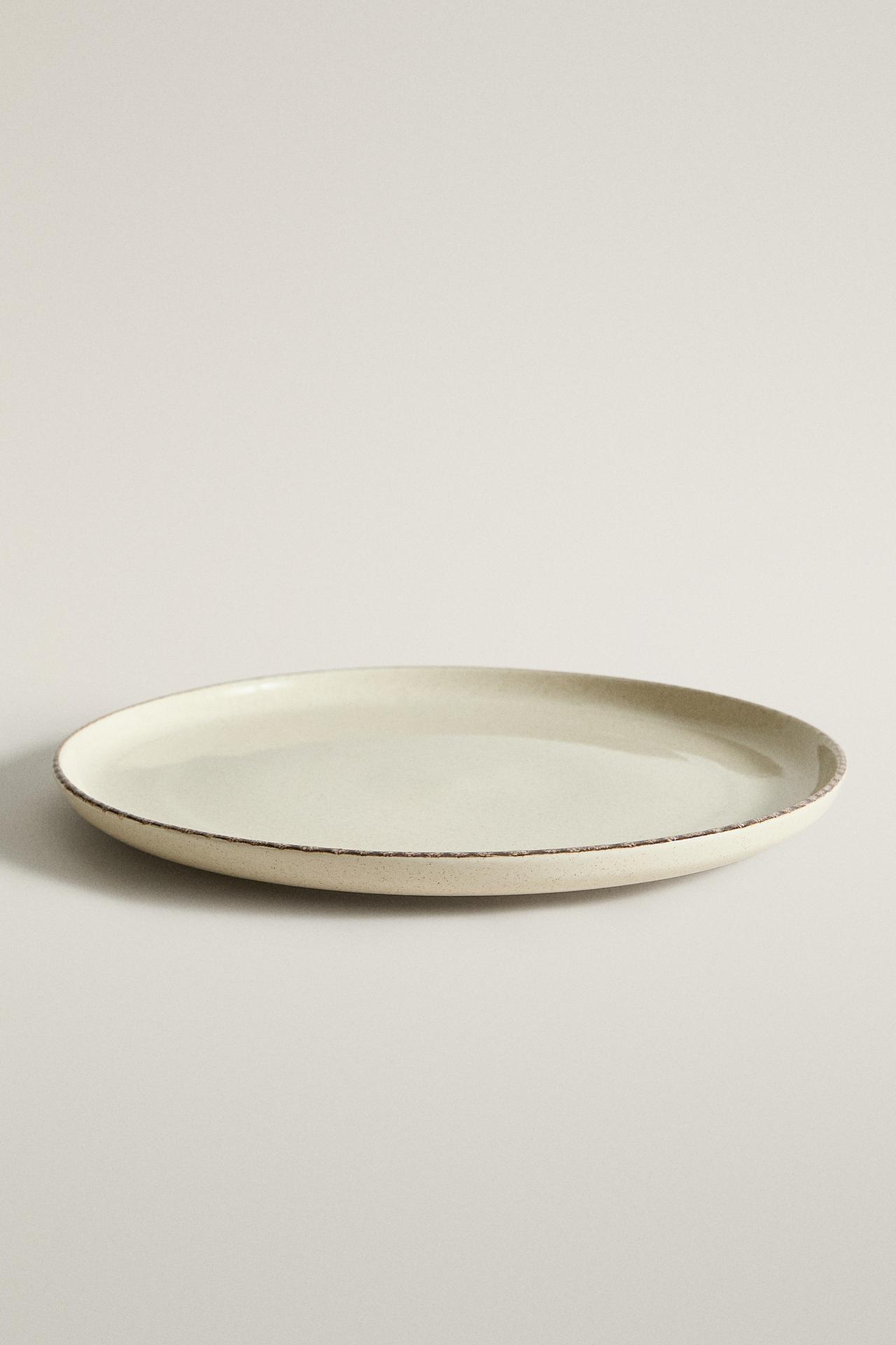 STONEWARE DINNER PLATE WITH AGED RIM — Light ecru