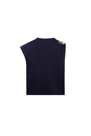 PLAIN KNIT TOP WITH GOLD APPLIQUÉ