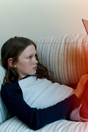 تيشرت بأكمام رنغلان - بحري الخاص بـ Zara