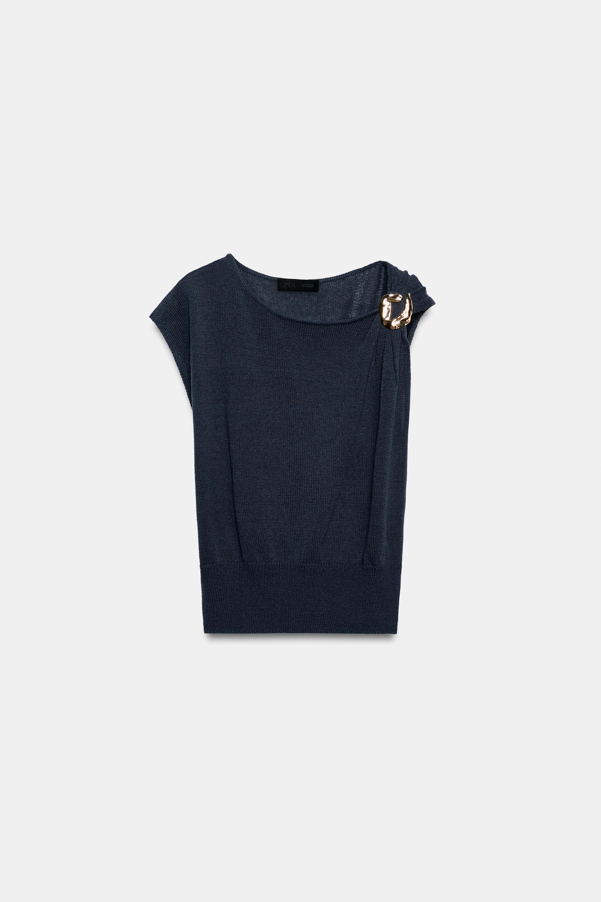 TOP EN MAILLE À DÉTAILS