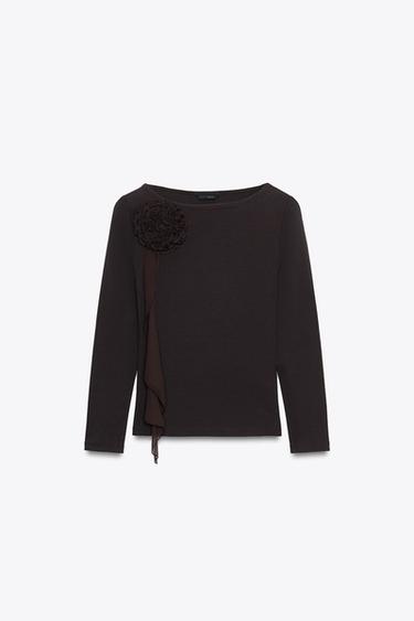 تي شيرت بزهرة بارزة - بني الخاص بـ Zara