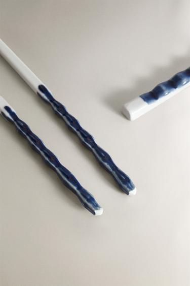 SET OF CERAMIC CHOPSTICKS AND RESTS X FANGLU LIN - White by Zara - Image 4