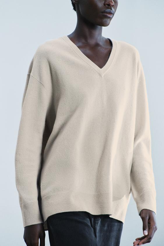 Wełniany sweter oversize z dekoltem w serek