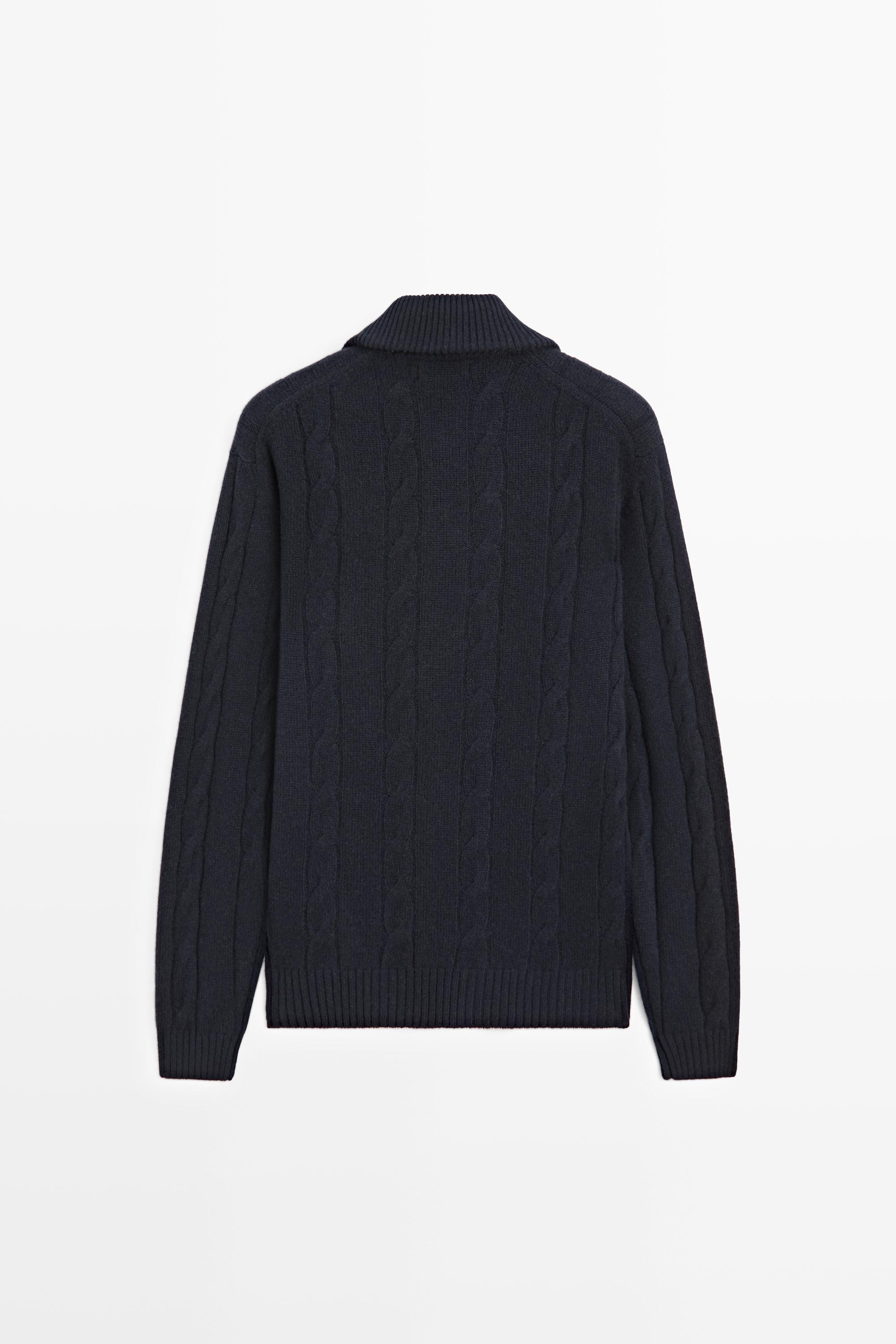 Pull en maille torsadée à col montant
