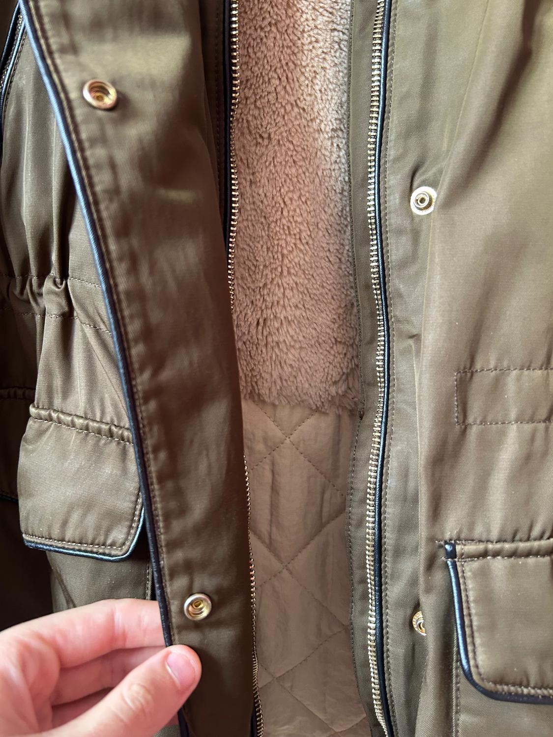 PARKA VERDE CAQUI CON CALUCHA - Image 6