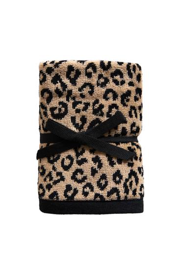 PACK OF ANIMAL PRINT VELOUR HAND TOWELS (PACK OF 3) - نمر الخاص بـ Zara