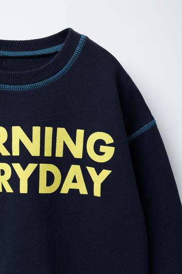 SWEAT À INSCRIPTION ET SURPIQÛRES EN CONTRASTE - Bleu marine de Zara - Image 2