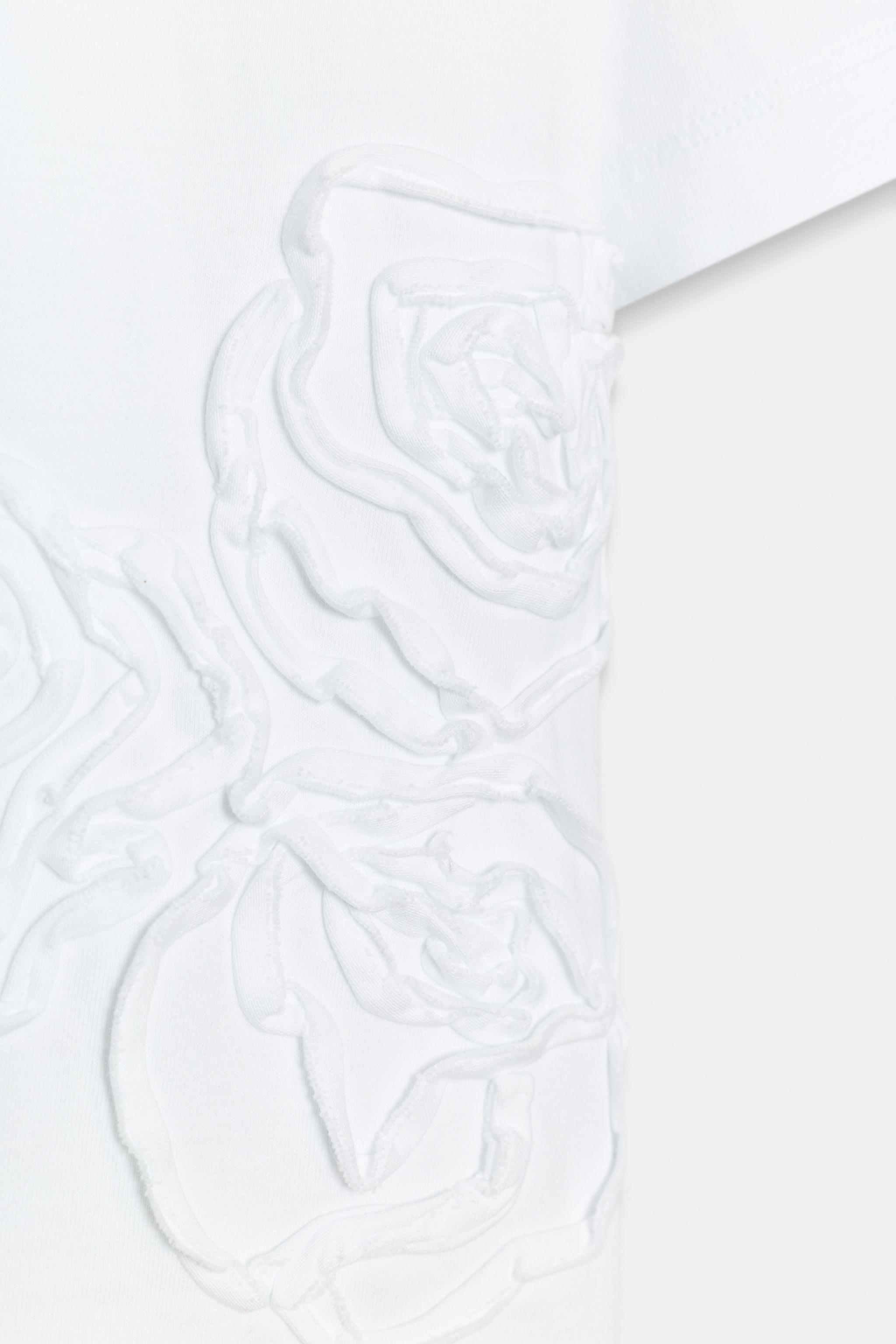 EMBOSSED FLOWER T-SHIRT