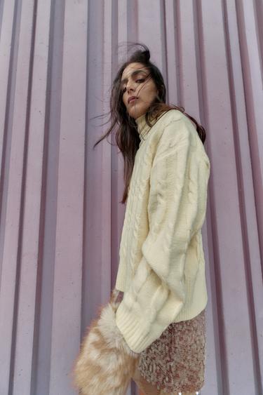 سترة محاكة ناعمة بضفائر - أصفر فاتح الخاص بـ Zara