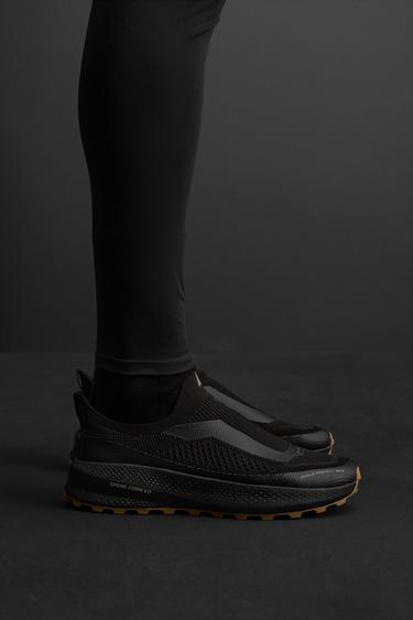 TENIS PARA CORRER - Negro de Zara - Imagen 0