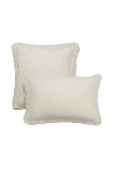 FUNDA COJÍN ALGODÓN VOLANTE BORDADO - Crudo de Zara