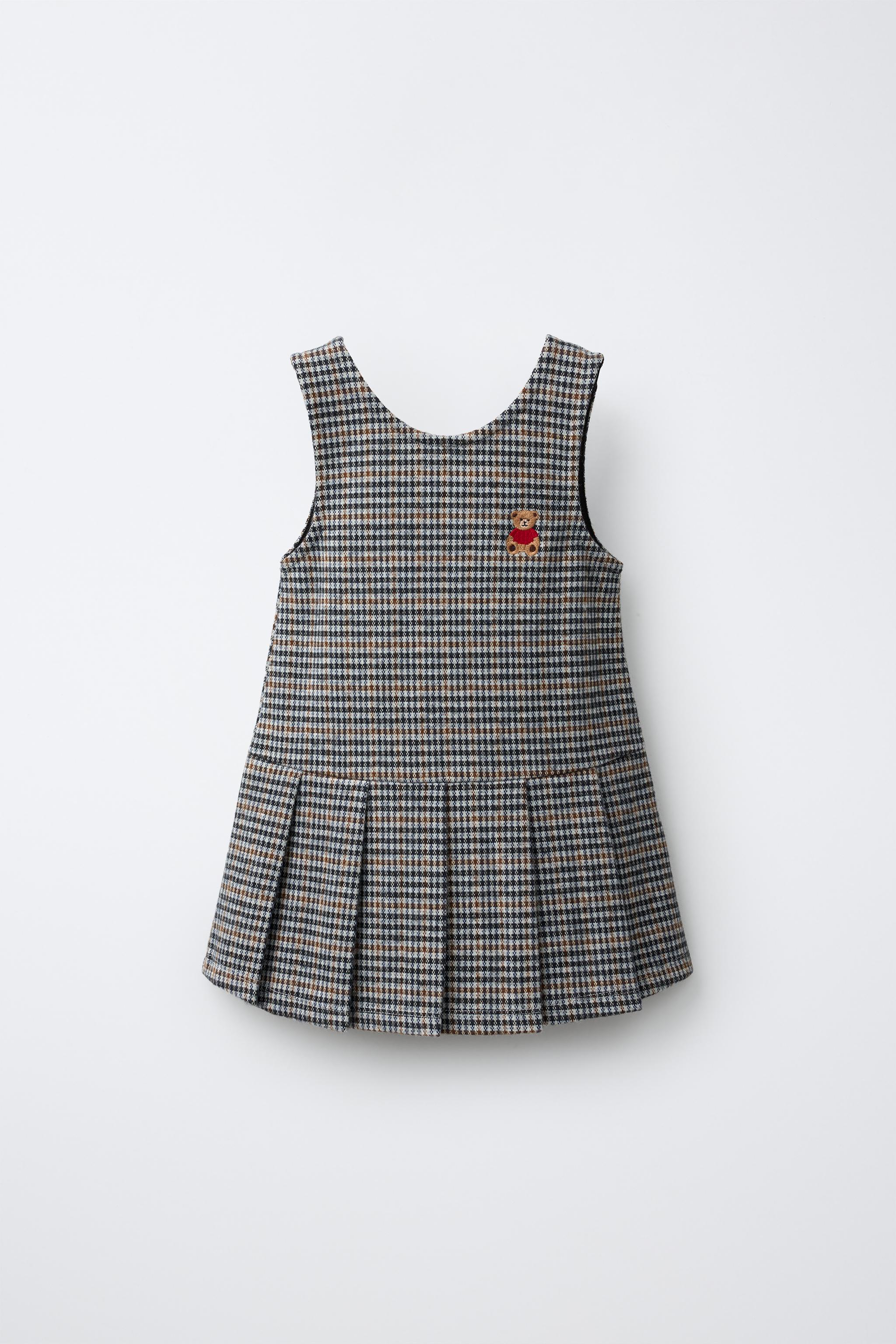 ROBE-SALOPETTE IMPRIMÉE À CARREAUX PLIS PLATS ET OURS BRODÉ