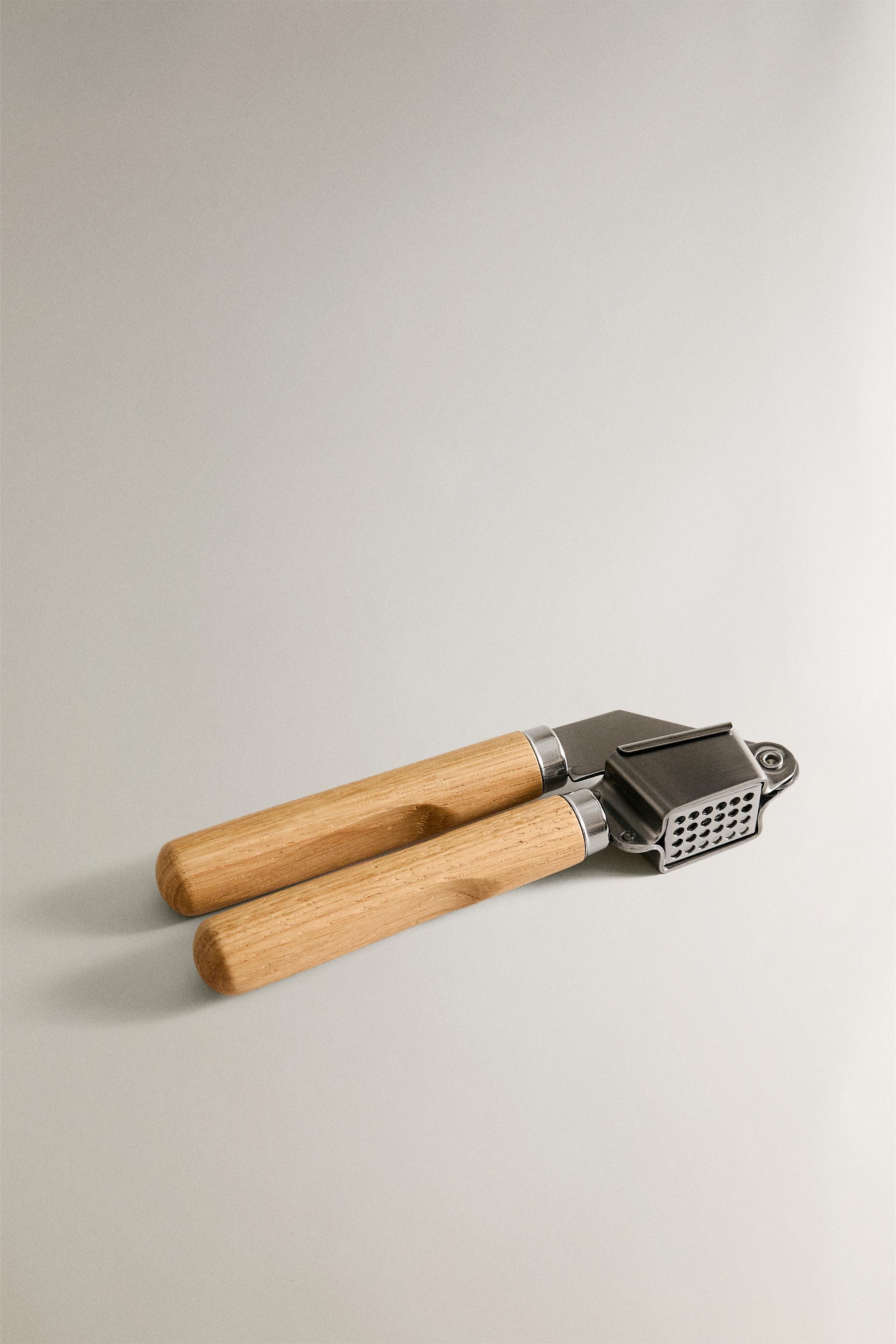 MANUAL OAK GARLIC PRESS — Light brown