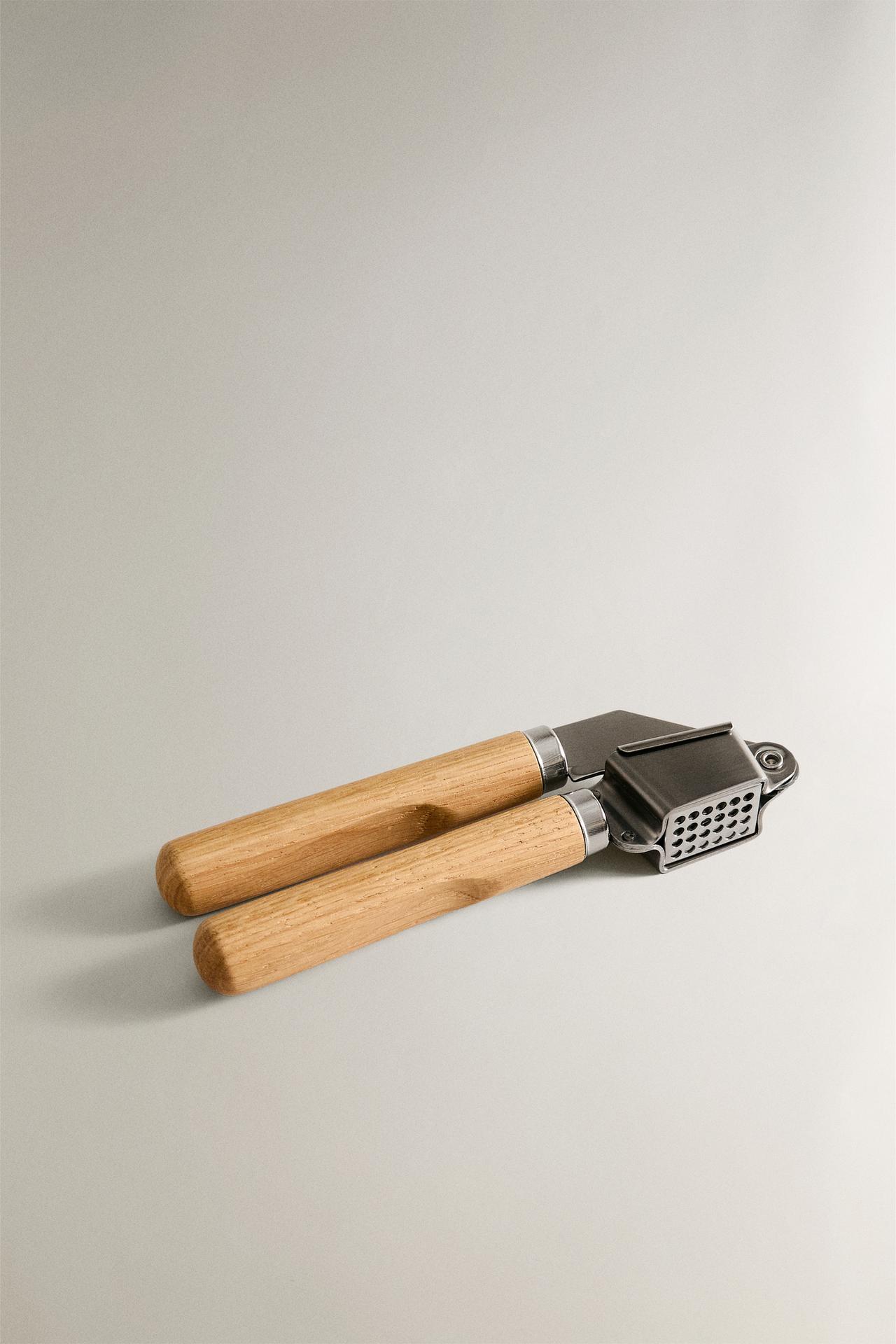 MANUAL OAK GARLIC PRESS — Light brown