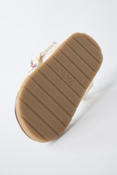 SANDALES BRODÉES AVEC NŒUD - Blanc écru de Zara - Image 6