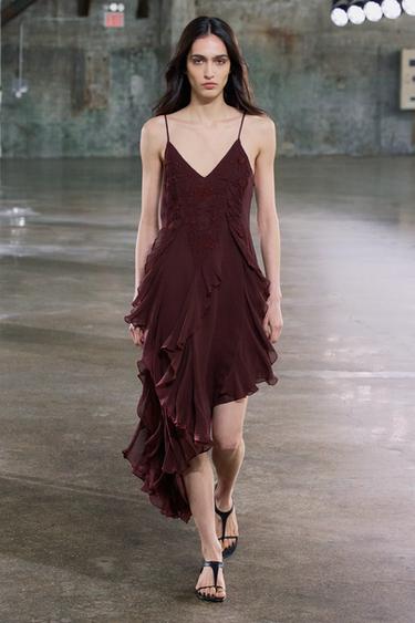 VESTIDO ASIMÉTRICO BORDADOS ZW COLLECTION - Burdeos de Zara