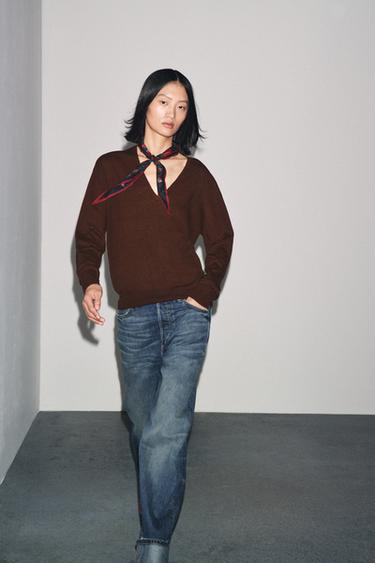 100% ЖҰМСАҚ ЖҮННЕН ЖАСАЛҒАН V ПІШІНДІ МОЙЫНДЫ ЖЕМПІР - Қоңыр Zara компаниясынан