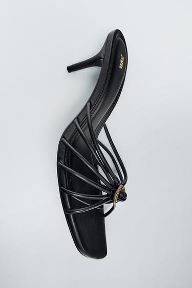 SANDALIA DETALLE METÁLICO - Negro de Zara
