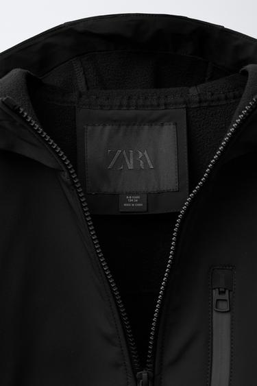 GEFÜTTERTE FUNKTIONSJACKE MIT KAPUZE, WASSERABWEISEND - Schwarz von Zara