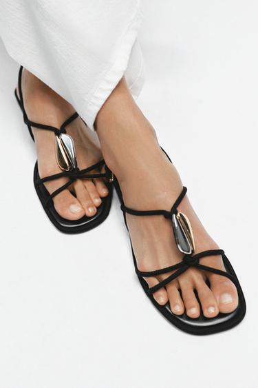 SANDALES PLATES AVEC DÉCOR MÉTALLIQUE - Noir de Zara - Image 1