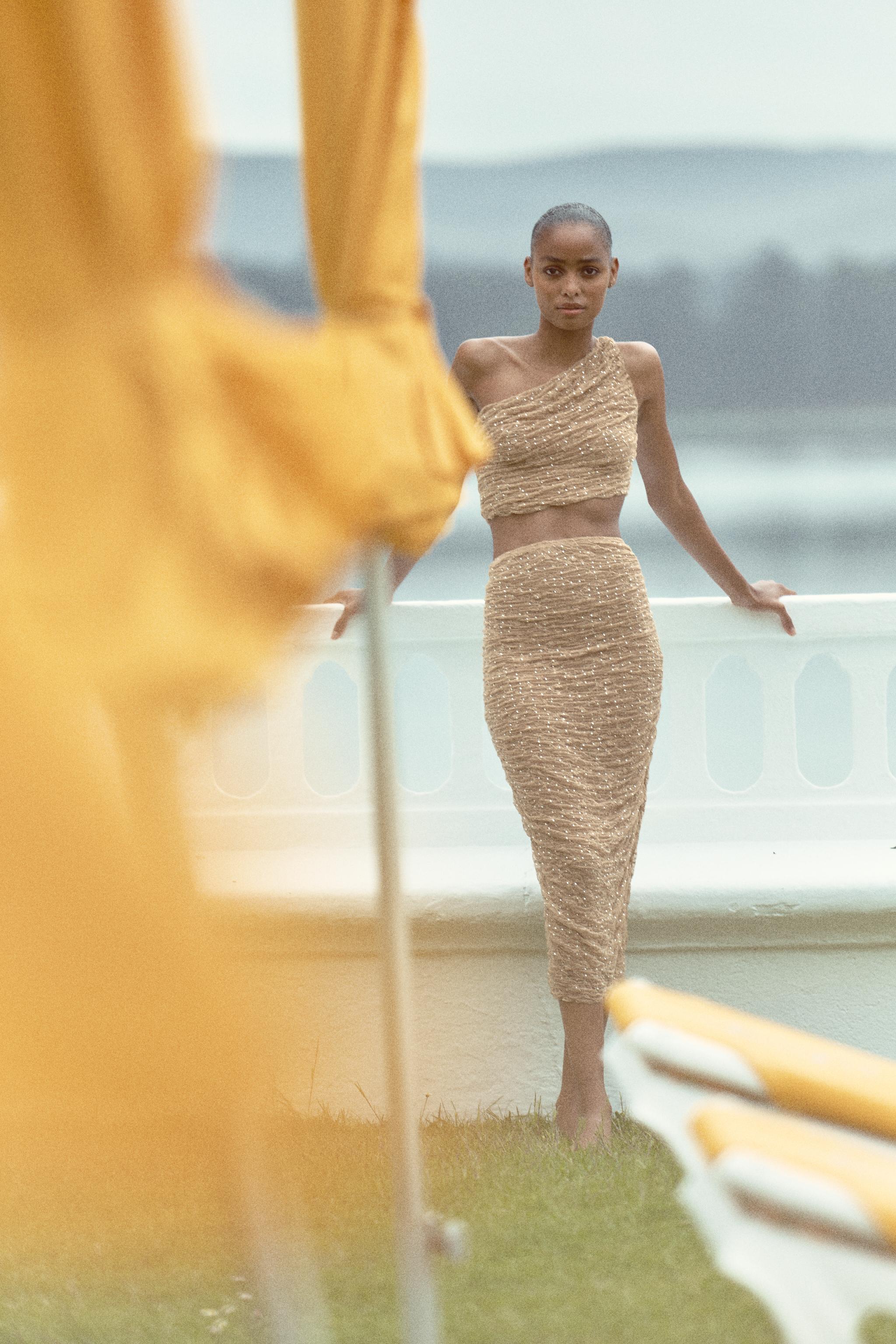 Rus qiz top bilan Rus qiz top bilan