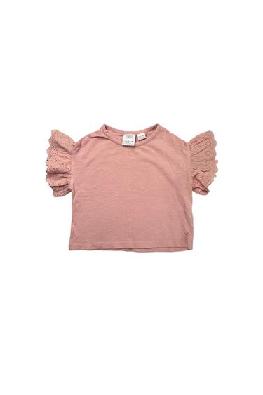 TSHIRT WITH EYELET SLEEVES.