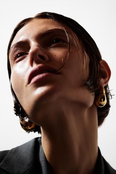 EMBOSSED HOOP EARRINGS WITH BALL - Golden by Zara