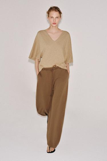 T-SHIRT COL EN V - Marron clair de Zara