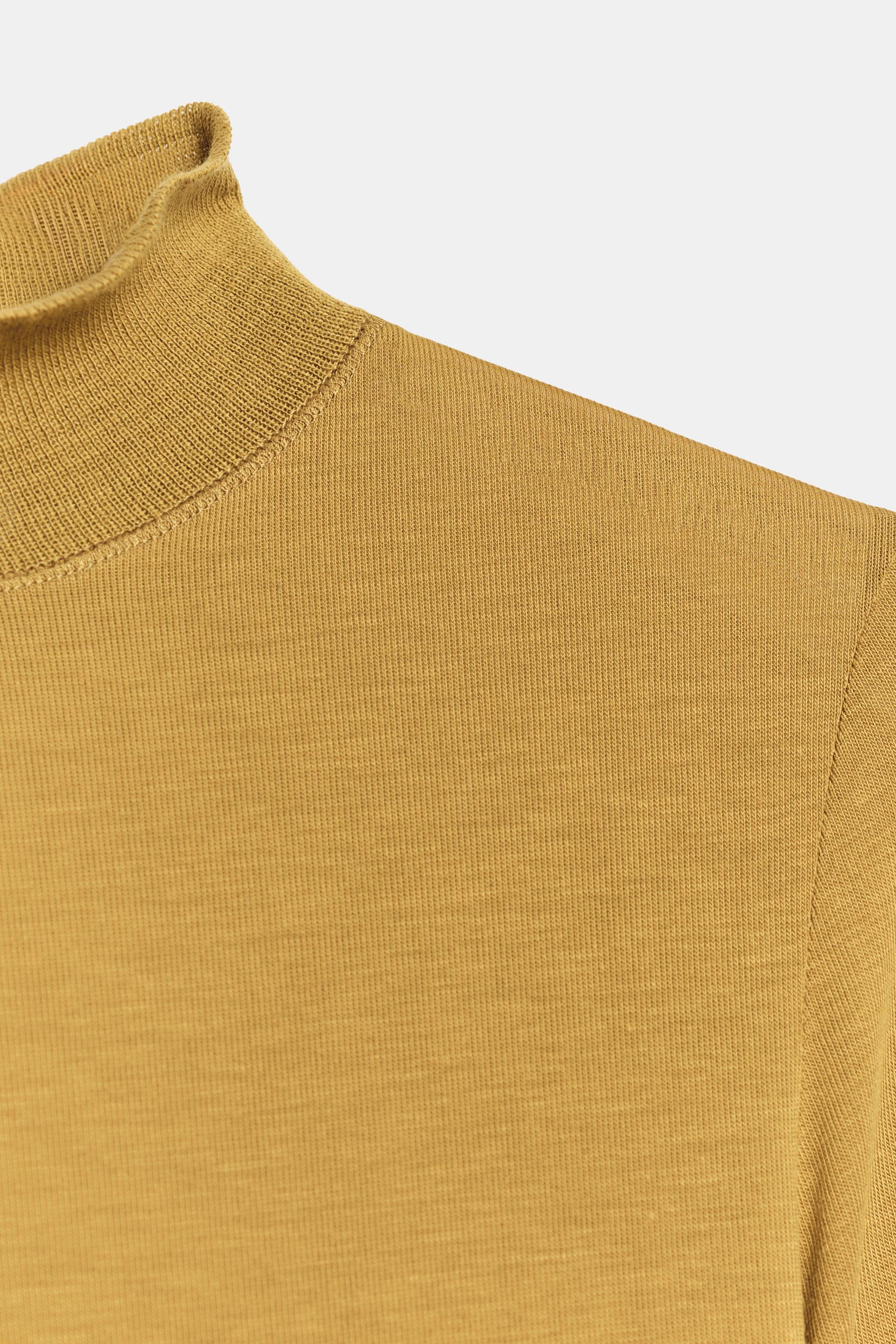 HIGH NECK T-SHIRT