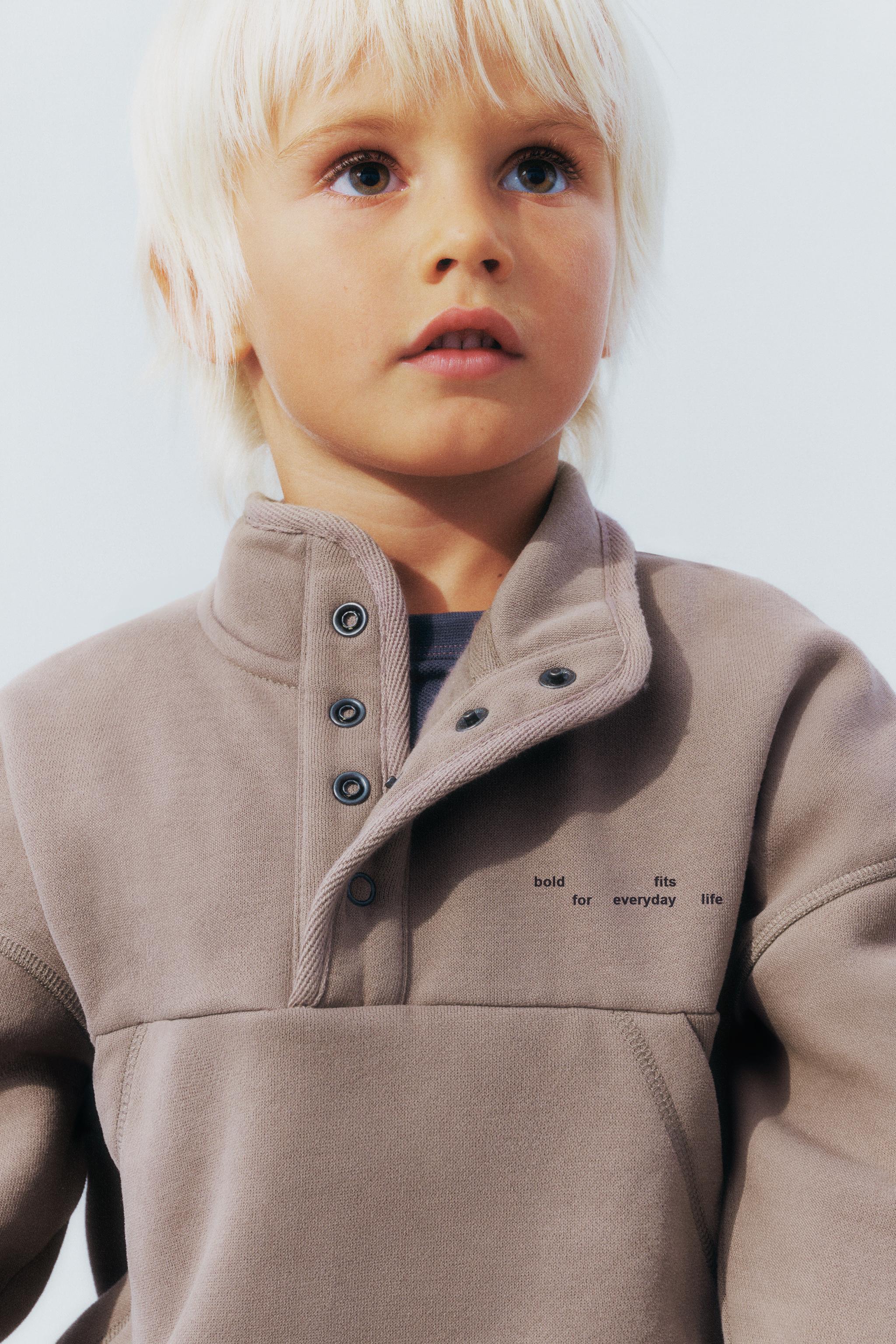 SWEAT À INSCRIPTION ET LOGO EN RELIEF