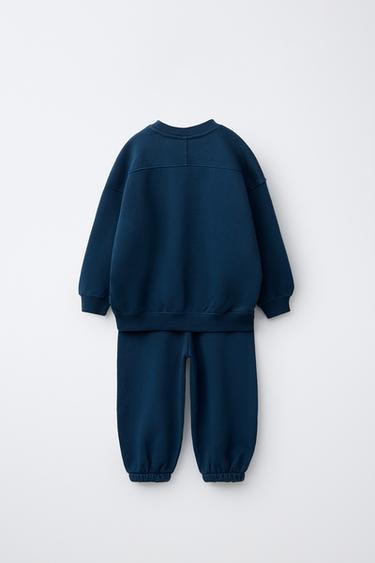 ТАҢБАШАСЫ БАР СВИТШОТ ЖӘНЕ ДЖОГГЕР ШАЛБАР ЖИНАҒЫ - Көк Zara компаниясынан