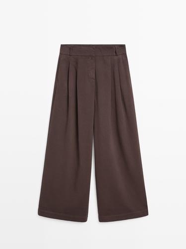 Pantalón pinzas wide fit tiro medio - Berenjena de Zara
