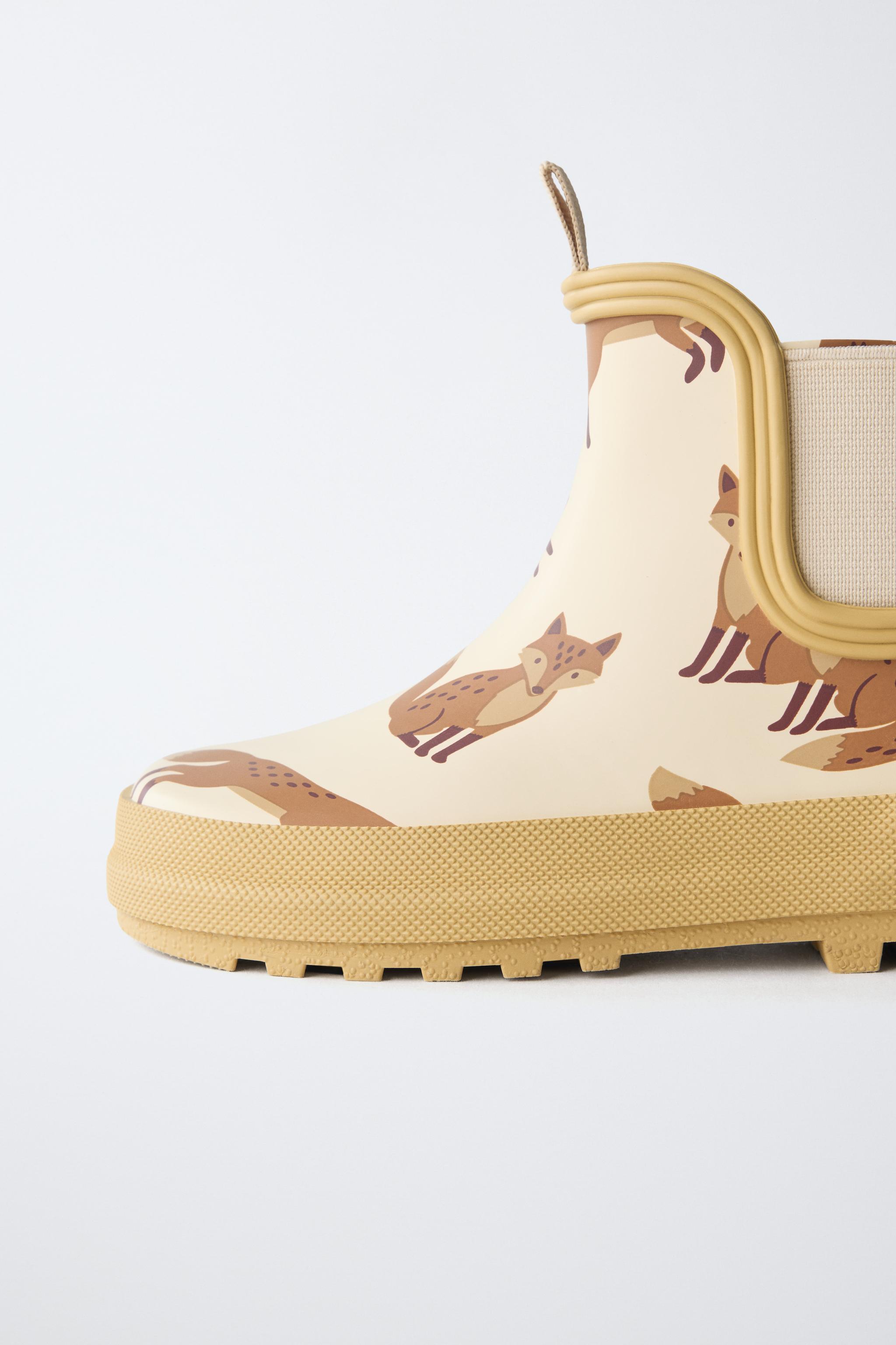RAIN BOOTS
