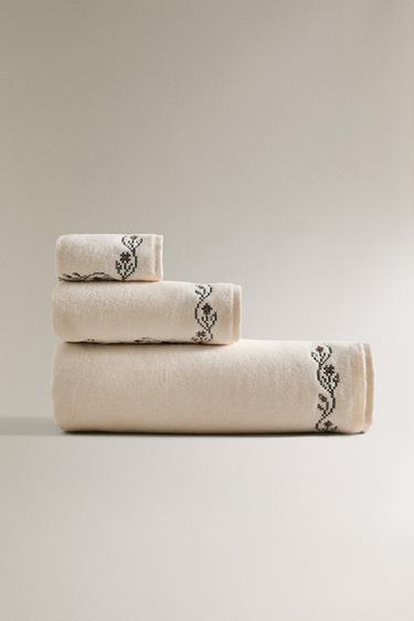Zaras BRODERAD BADHANDDUK MED KORSSTYGN - Elfenben