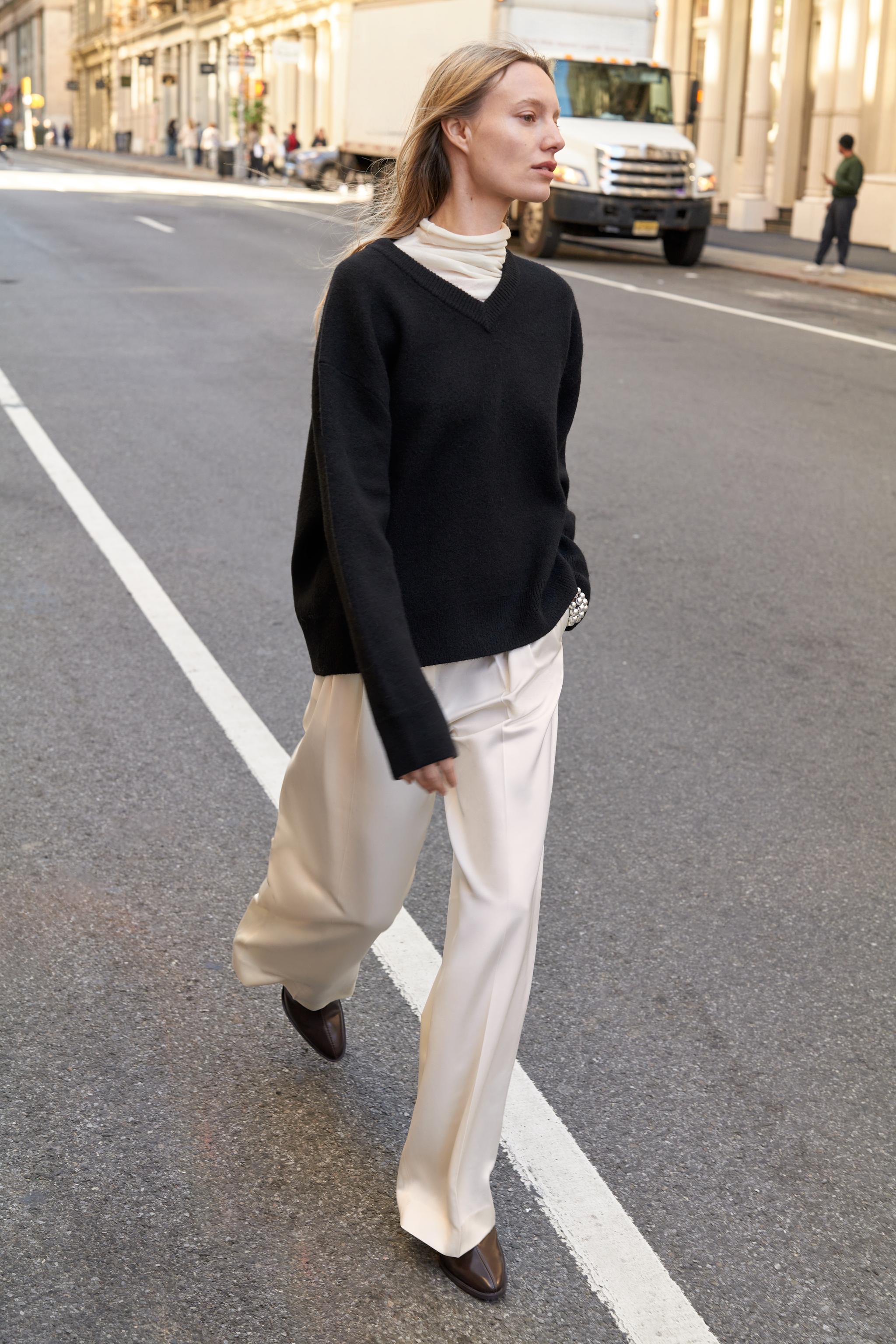 PULL EN MAILLE LISSE À COL V