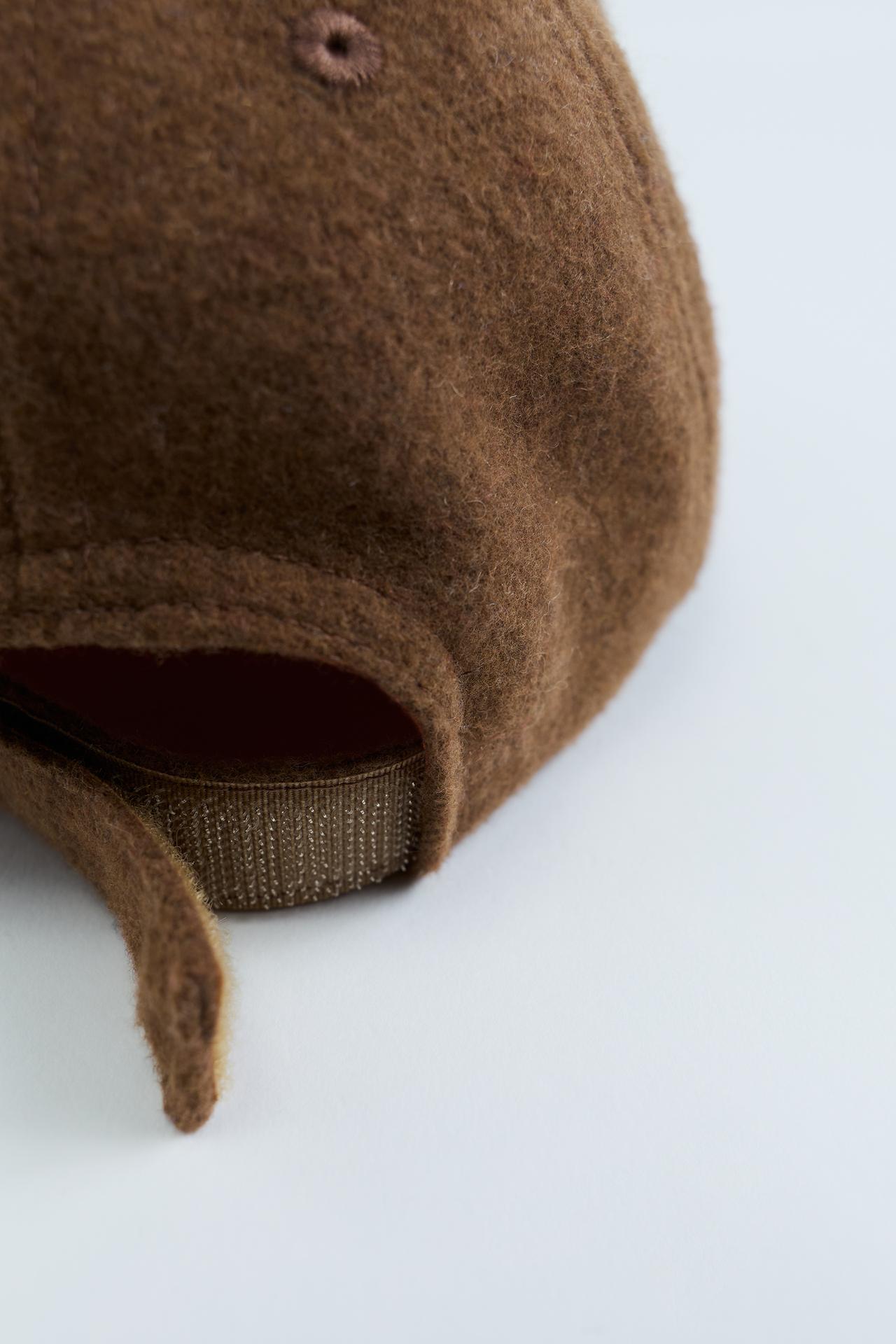 Zara TIMELESS - WOOL-FABRIC EMBROIDERED TEXT CAP — Light brown