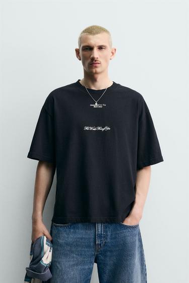 СУИТШЪРТ С КЪС РЪКАВ И ЩАМПИРАНИ НАДПИСИ - Черен от Zara