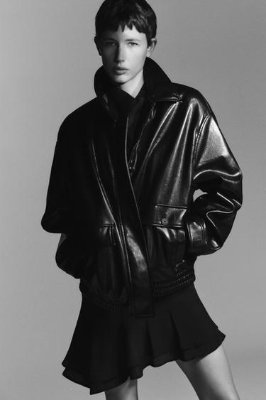 JAQUETA BOMBER EFECTE PELL - Negre de Zara