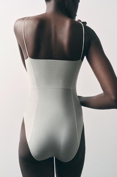 BODY ENTALLADO TIRANTES COSTURAS - Blanco de Zara