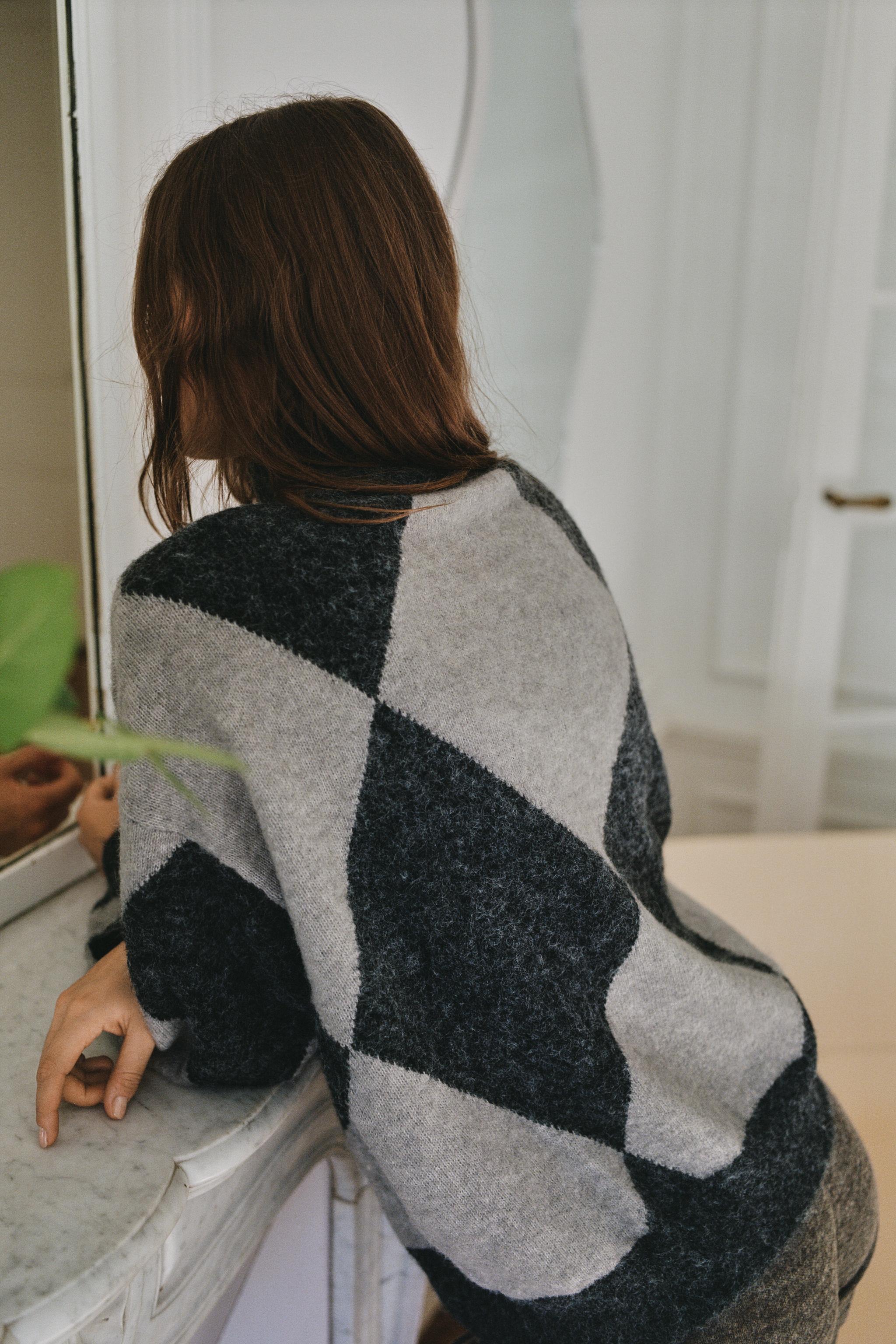PULL EN MAILLE À LOSANGES