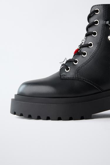 BOTTINES À LACETS ET CHARMS - Noir de Zara - Image 7