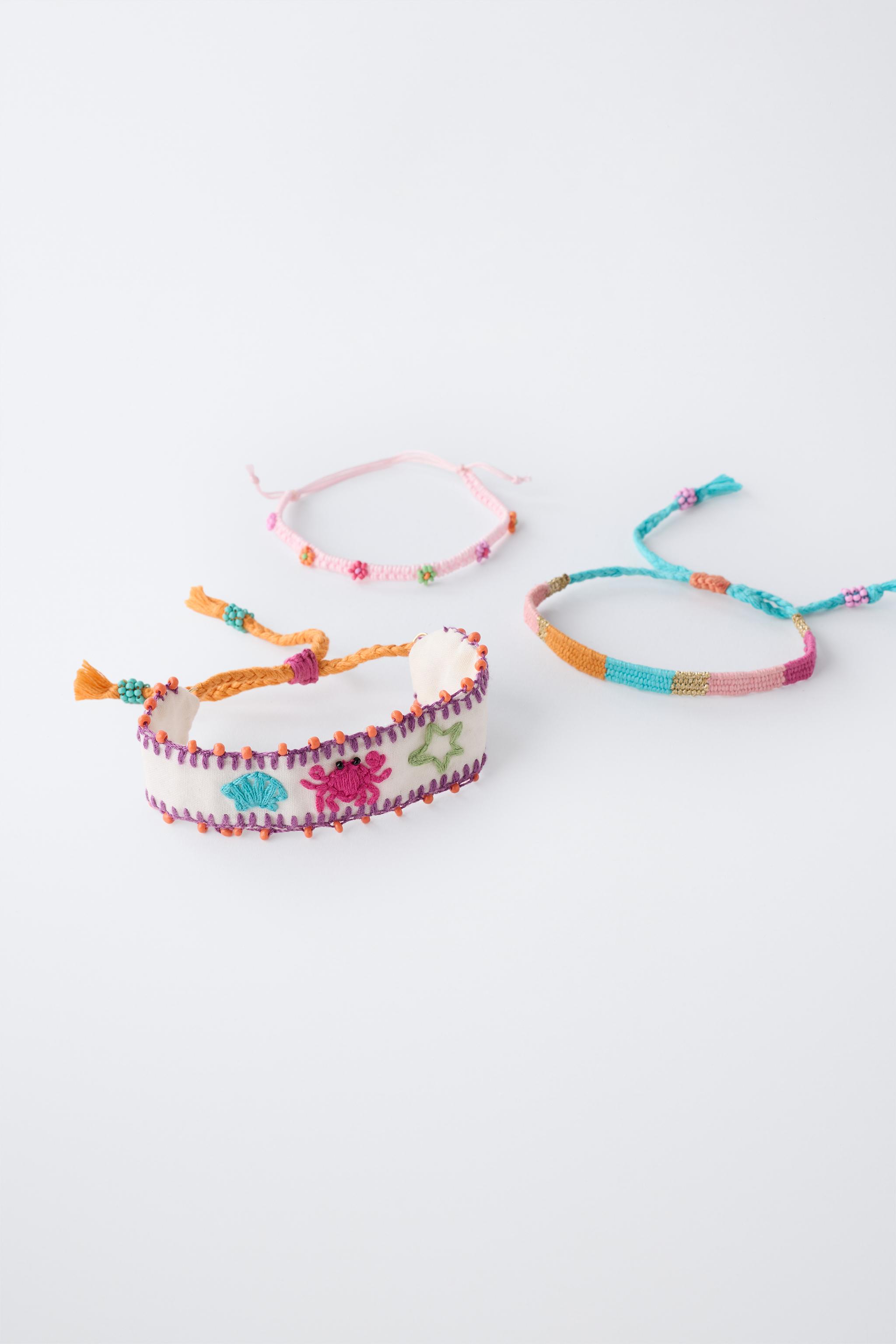 LOT DE TROIS BRACELETS BRODÉS ET FANTAISIE