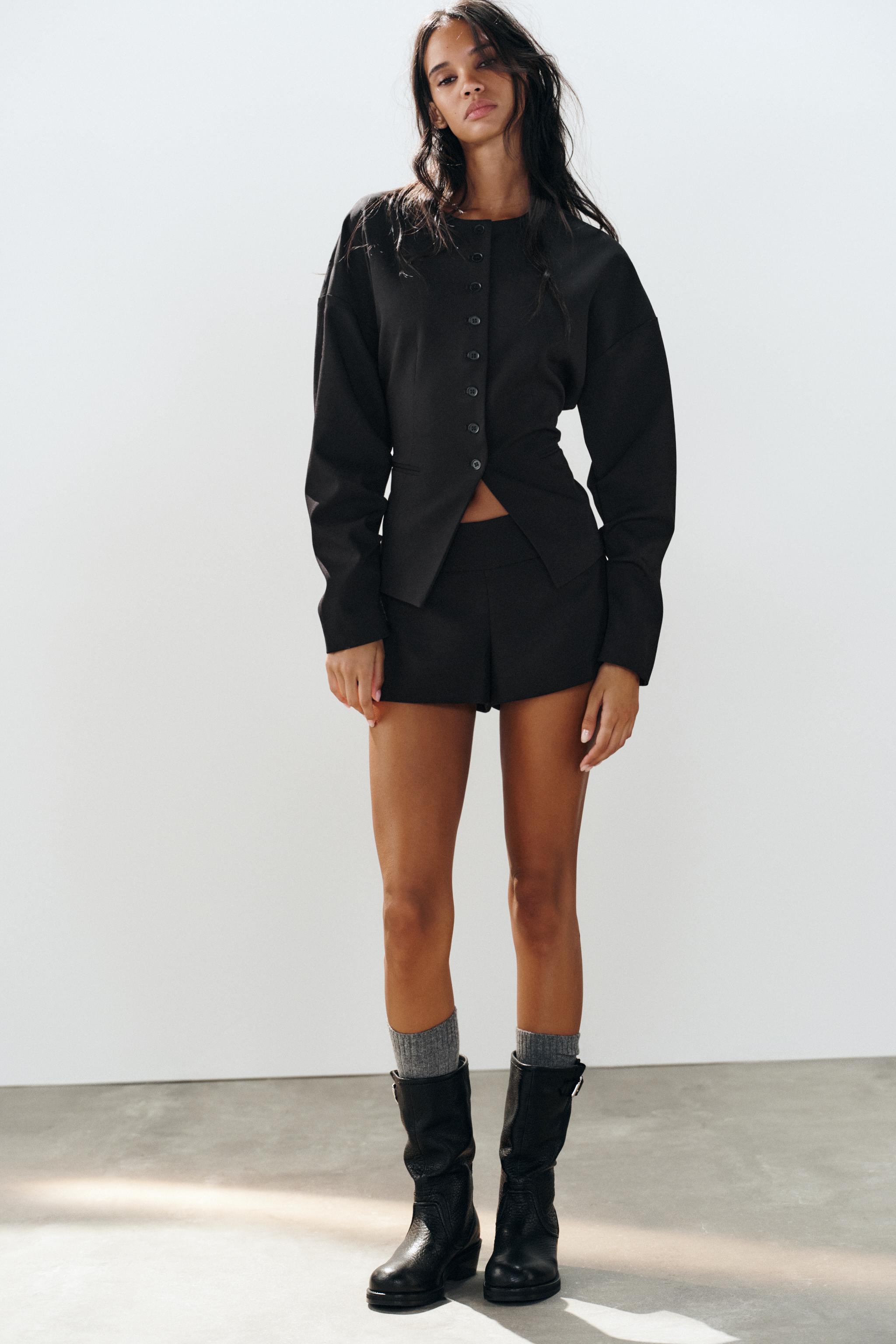 PLEATED SLEEVE BUTTON BLAZER