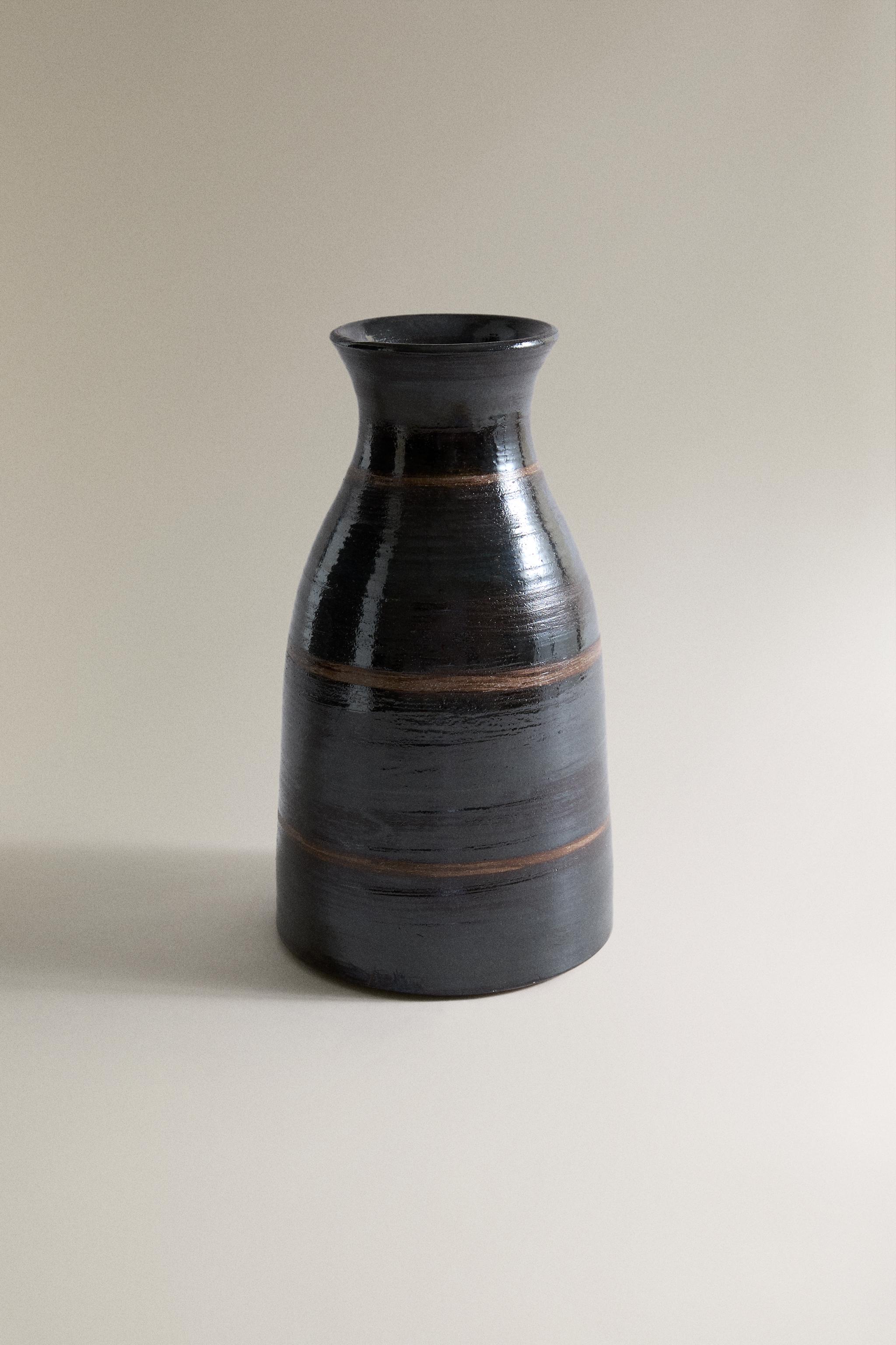 TALL DECORATIVE VASE — Dark brown