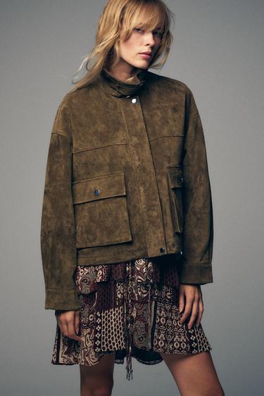 Khaki bomber bunda s límcem košile, dlouhými rukávy a předními nakládanými kapsami s klopou.