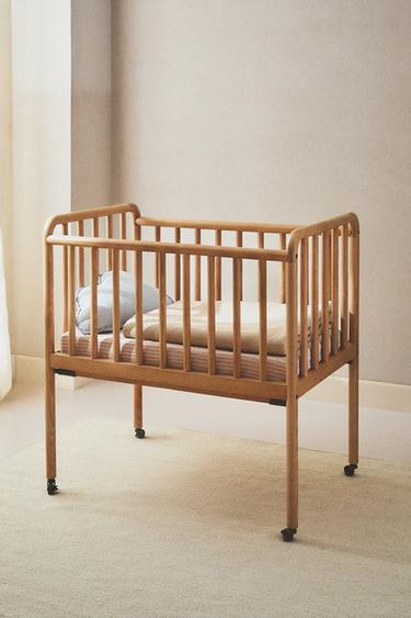 سرير صغير خشب الدردار لصغار الأطفال - بيج فاتح الخاص بـ Zara